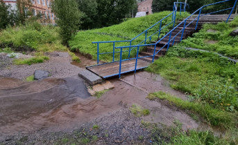 Во дворе в Мурманске появился водопад Лестница