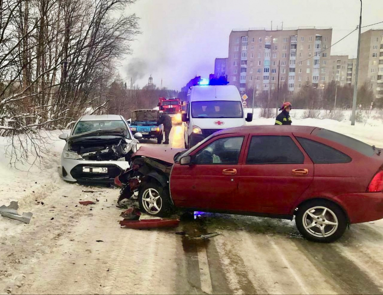 В Мурманской области лоб в лоб столкнулись автомобили Авария