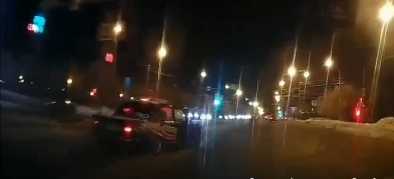 Водитель чудом избежал аварии на оживленной дороге в Мурманске Дорога