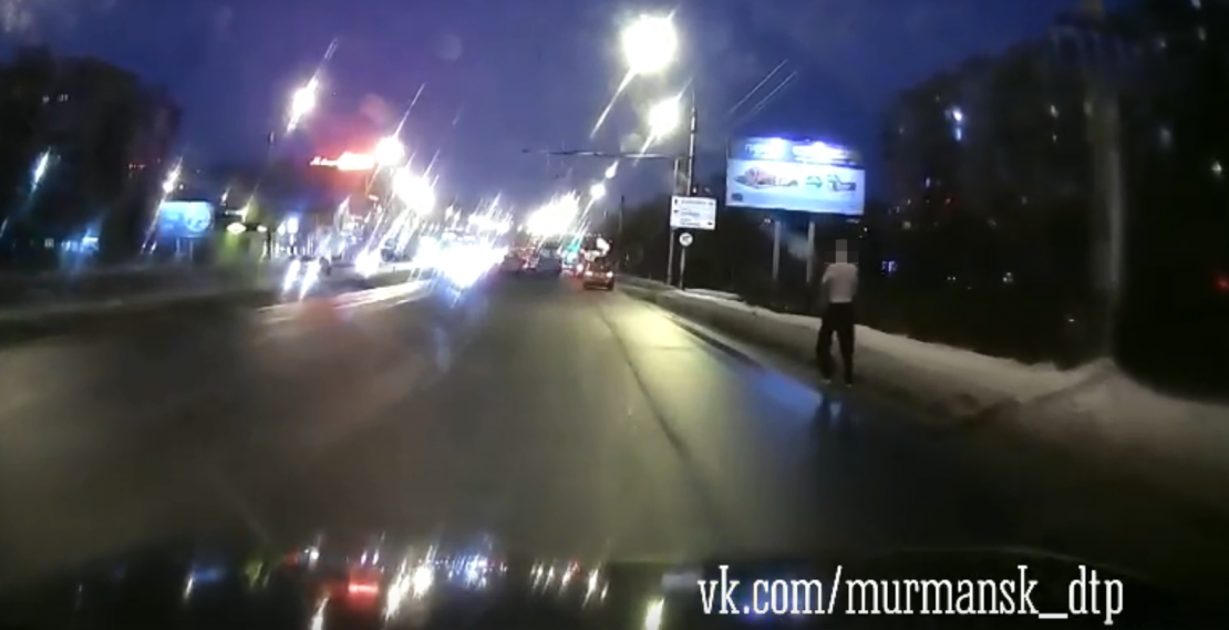 Полуголый мужчина на проезжей части в Мурманске удивил северян Пешеход