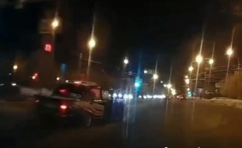 Водитель чудом избежал аварии на оживленной дороге в Мурманске Дорога