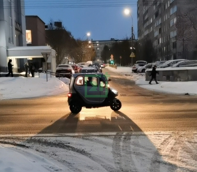 «Настоящее чудо». Необычный трехколесный автомобиль восхитил мурманчан Автомобили