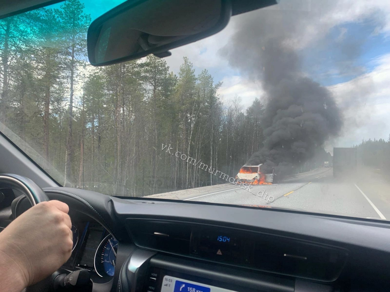 На трассе в Мурманской области полыхал автомобиль Автомобиль