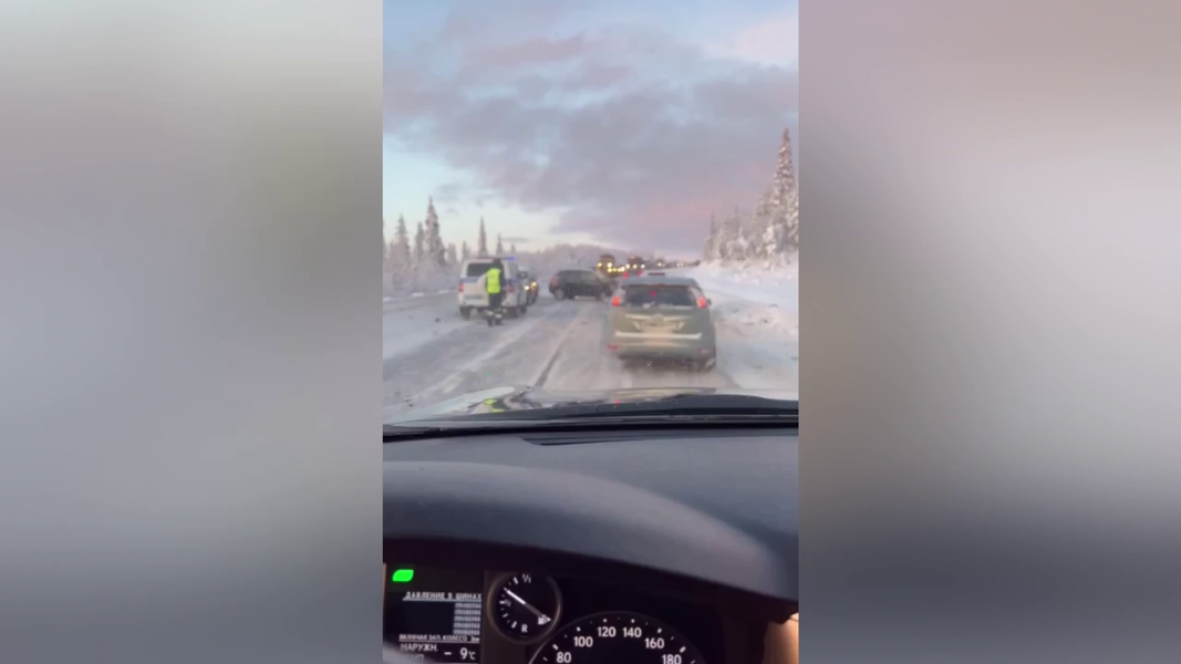 Последствия массовой аварии на трассе в Мурманской области попали на видео Авария
