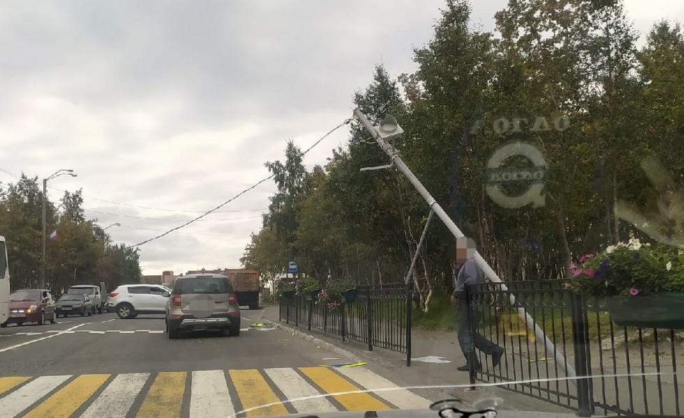 В Мурманской области грузовик свалил светофор ДТП
