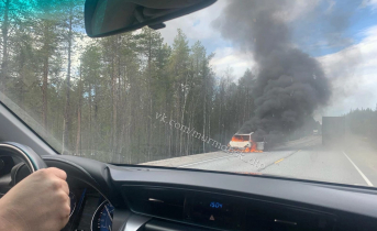 На трассе в Мурманской области полыхал автомобиль Автомобиль