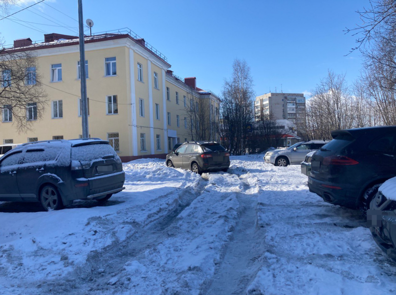 Парковка в Мурманске Машины