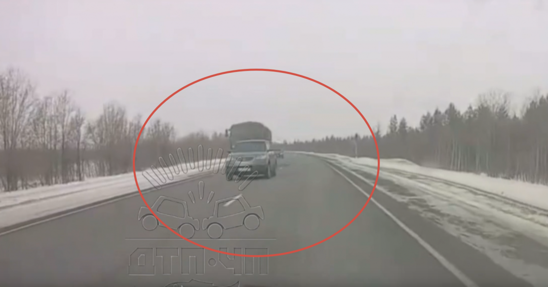 Очень опасная ситуация попала на видео на трассе в Мурманской области Дорога