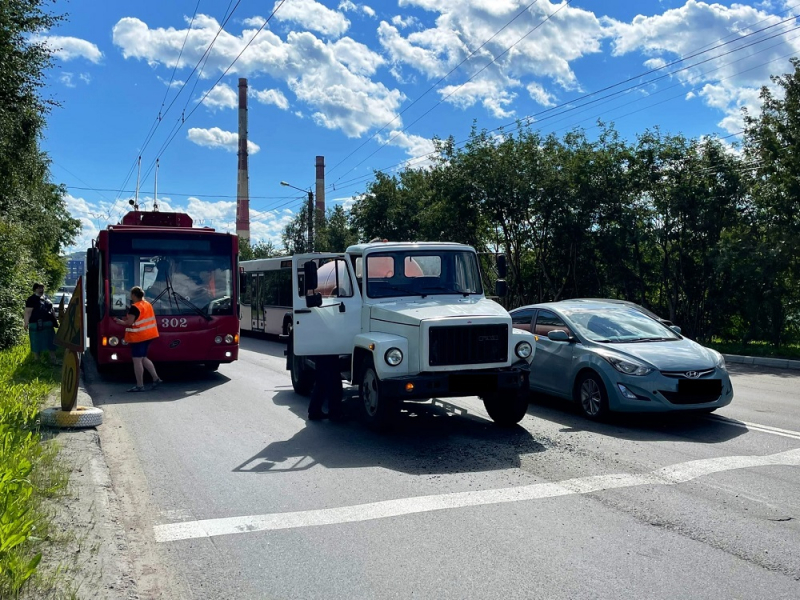Из-за ДТП в Мурманске образовалась большая пробка, фото Пробка