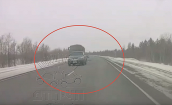 Очень опасная ситуация попала на видео на трассе в Мурманской области Дорога