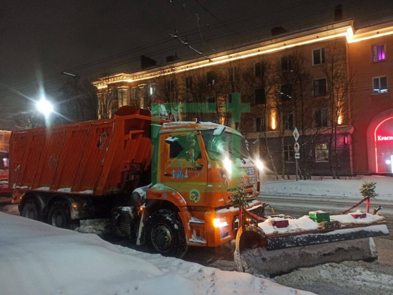 Новогодние машины ездят по Мурманску Камаз