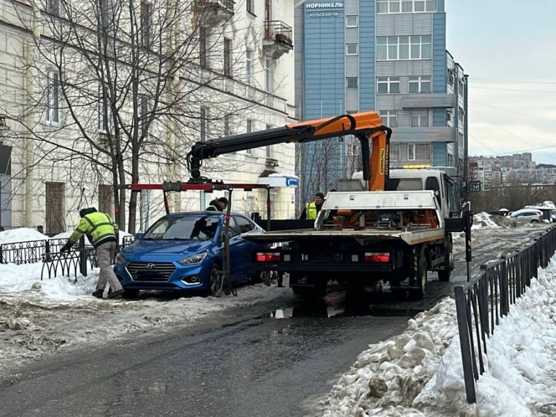 В Мурманске эвакуируют автомобили автомобили