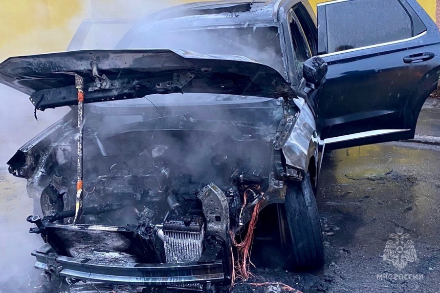 В Североморске сгорел автомобиль Пожар