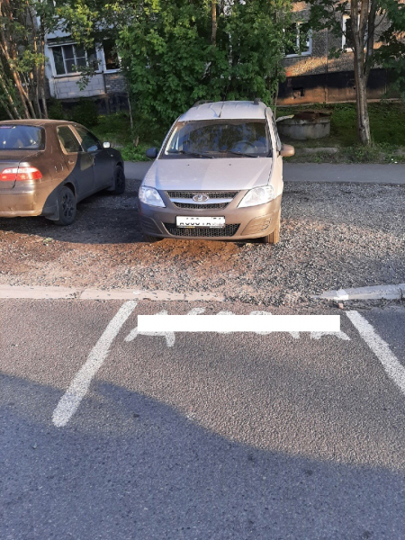 Мурманчанин захватил парковочное место во дворе, фото Машина