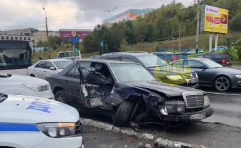 В Мурманске «Мерседес» врезался в припаркованный автомобиль ДТП