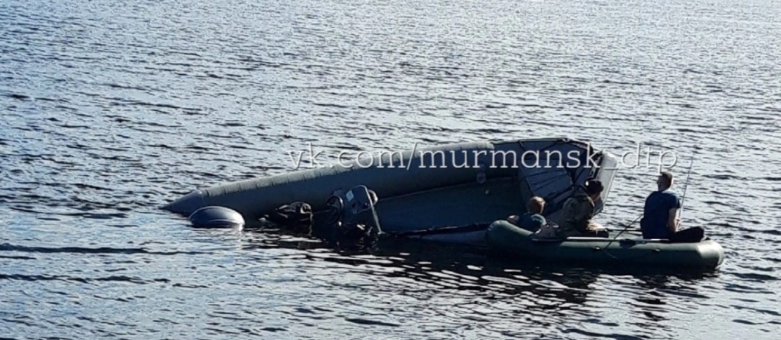 Моторная лодка тонет в Кольском заливе Лодка
