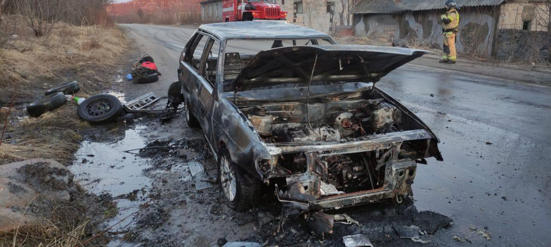 В Мурманской области дотла сгорела «Лада» Автомобиль