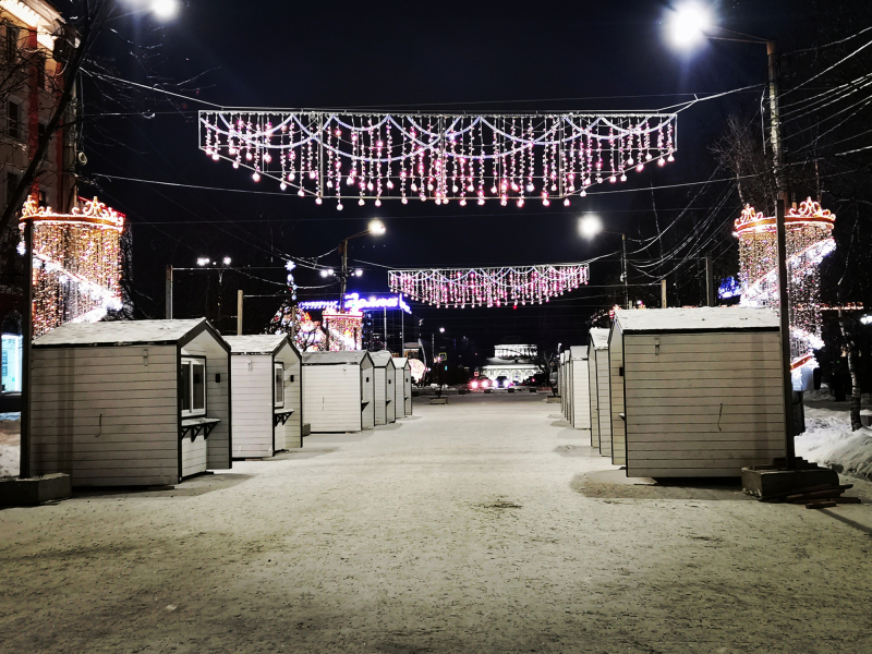 Новогодняя ярмарка готовится к открытию в Мурманске Новогодняя ярмарка