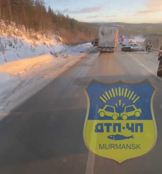 Пять человек пострадали в массовой аварии на трассе в Мурманской области Авария