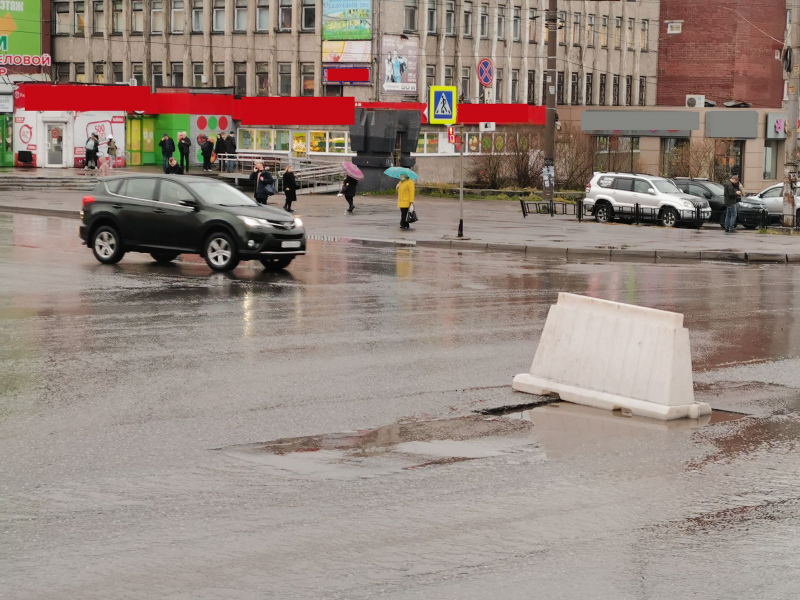В Мурманске не могут заделать опасную ловушку для водителей Дорожная яма
