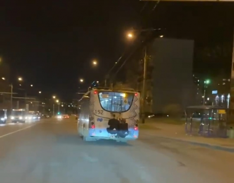 Опасные игры подростков в Мурманске попали на видео Подростки