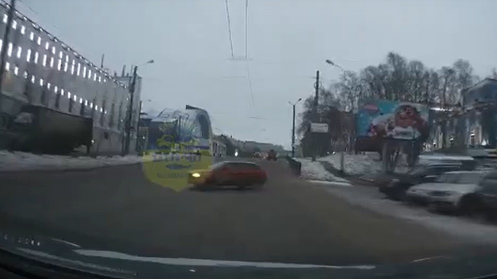 Опасный маневр на дороге в центре Мурманска попал на видео Дорога