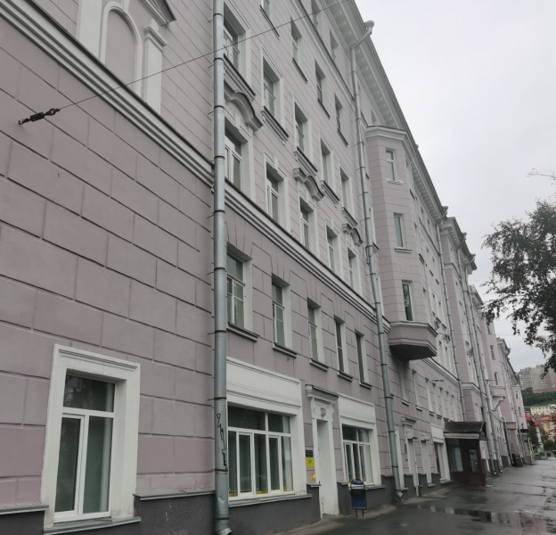 20 человек эвакуировали из-за пожара в доме в центре Мурманска Дом