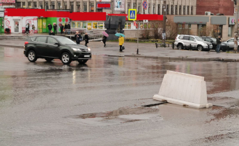 В Мурманске не могут заделать опасную ловушку для водителей Дорожная яма