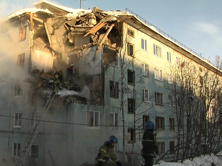 Взрыв газа разрушил дом на улице Свердлова в Мурманске Дом
