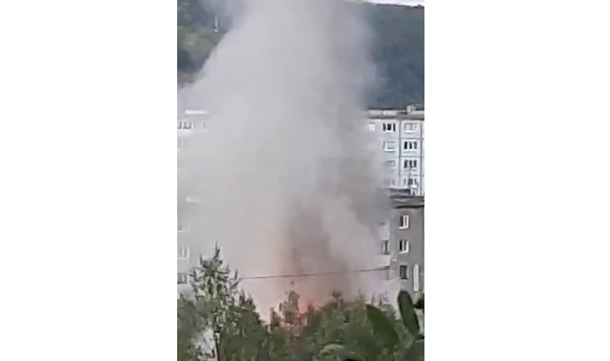 Момент пожара двухэтажного дома в Мурманске попал на видео Пожар