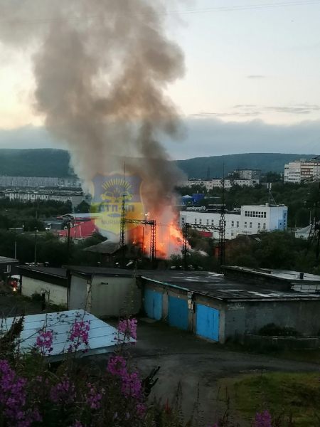 Пожар на Калинина в Мурманске попал на видео Пожар