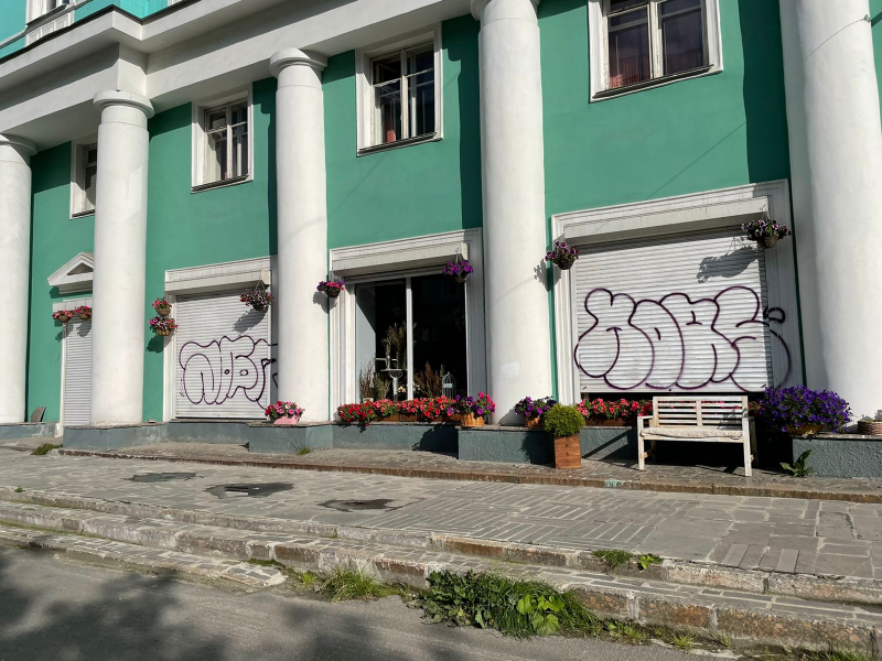 Вандалы испортили фасад в центре Мурманска Вандализм