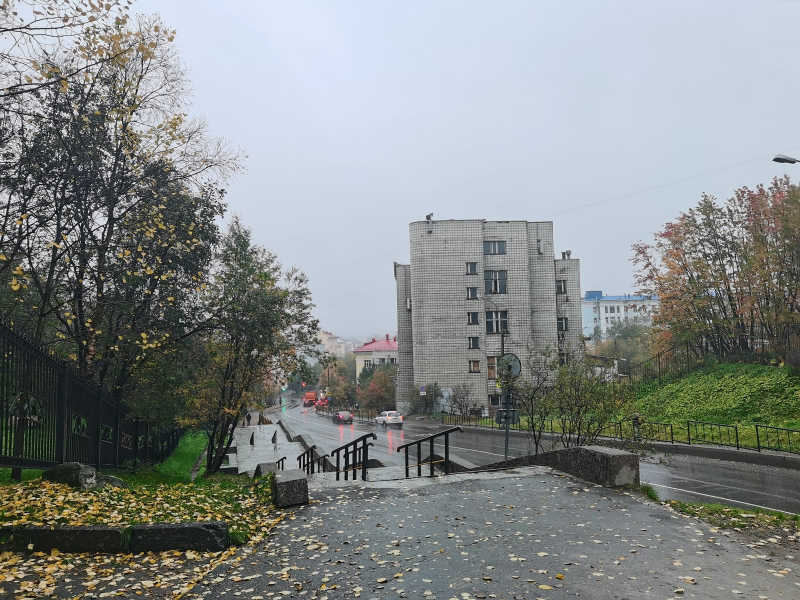 Водители больше не смогут парковаться на одной из улиц в Мурманске Мурманск