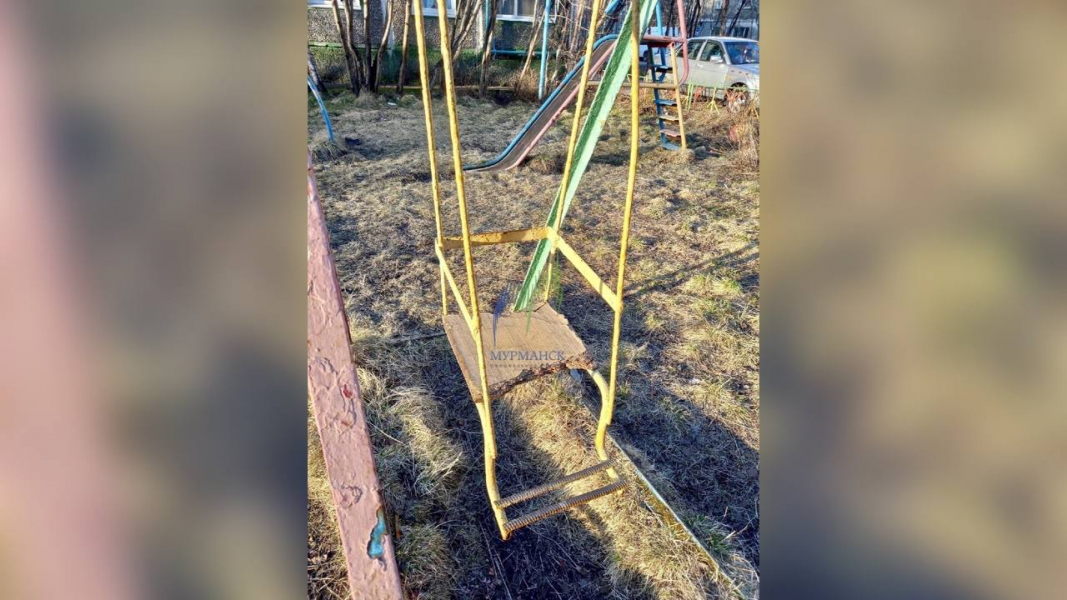Северян удивило состояние детской площадки в Мурманске Детская площадка