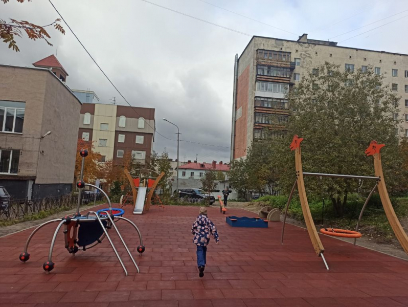 В Мурманске открыли еще одну детскую площадку Детская площадка