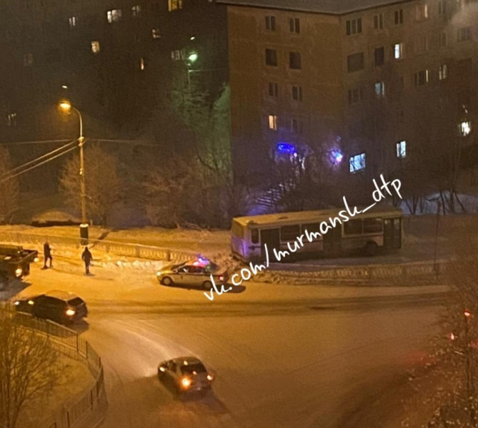 В Мурманске автобус снес забор и выехал на тротуар Авария