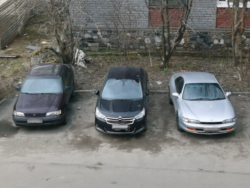 В мурманском дворе повредили автомобиль Машины