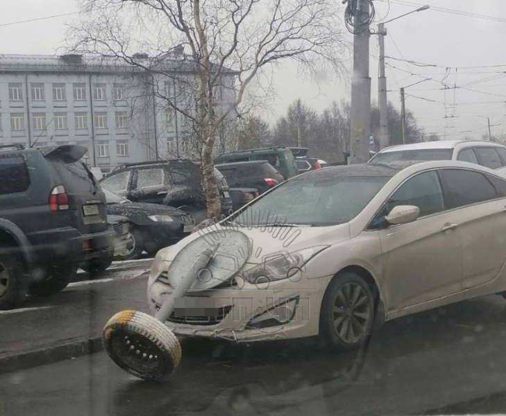 На автомобиль в Мурманске прилетел дорожный знак Рухнул дорожный знак