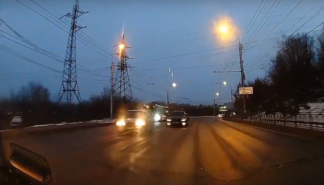 Водитель чудом избежал ДТП в Мурманске Дорога