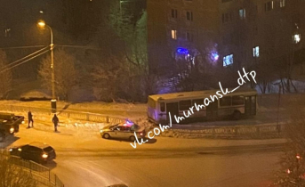 В Мурманске автобус снес забор и выехал на тротуар Авария