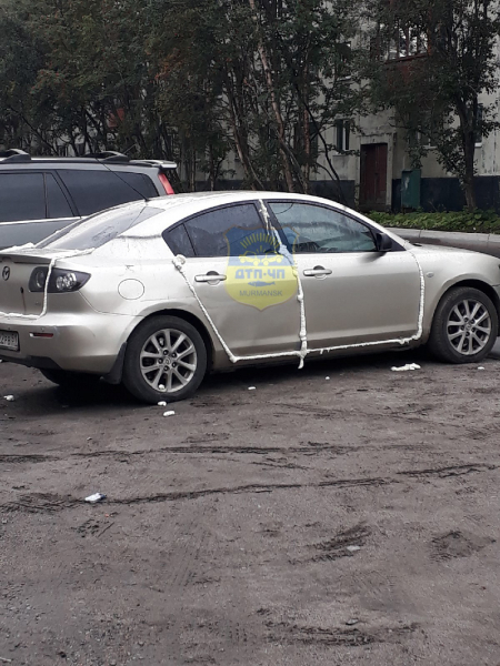 В Мурманске неизвестные разрисовали автомобиль монтажной пеной Автомобиль