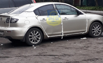 В Мурманске неизвестные разрисовали автомобиль монтажной пеной Автомобиль