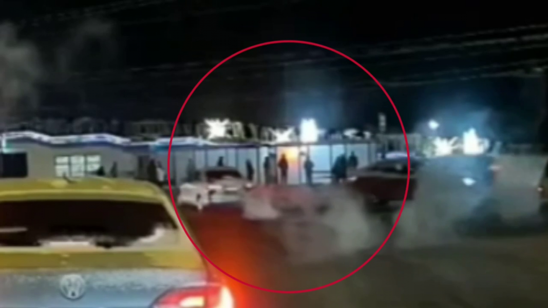 Момент ДТП на оживленном перекрестке в Мурманске попал на видео Авария