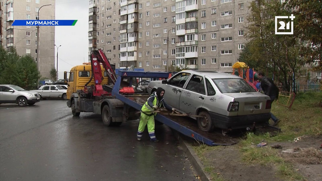 Опасный объект вывезли из двора в Мурманске Машину эвакуируют