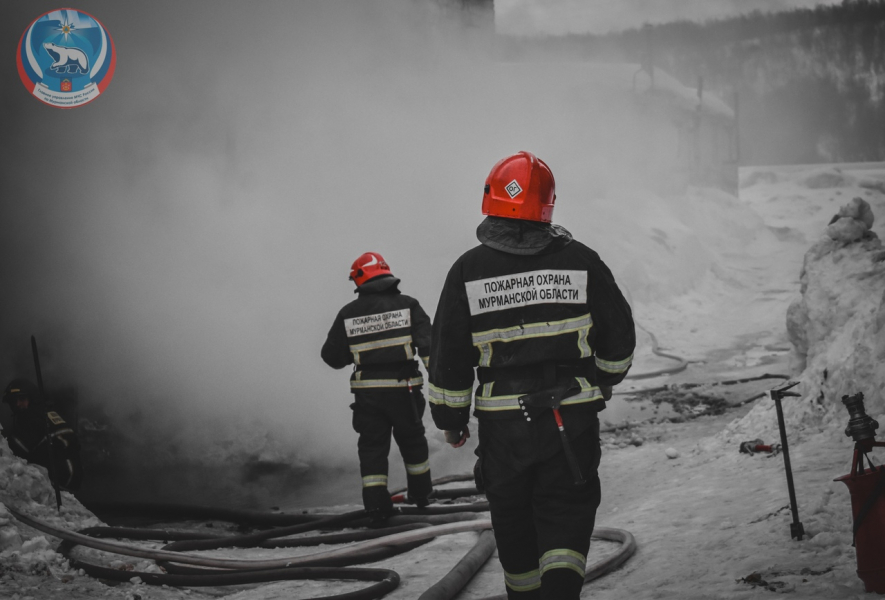 При пожаре в Мурманской области обрушилась кровля здания Пожарные