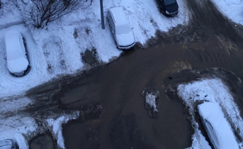 «Фонтан бьет». Во дворе в Мурманске образовалась река Двор