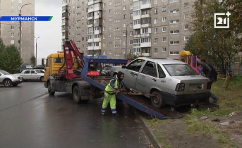 Опасный объект вывезли из двора в Мурманске Машину эвакуируют