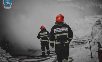 При пожаре в Мурманской области обрушилась кровля здания Пожарные