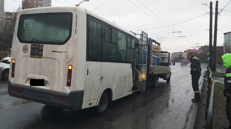 Водитель маршрутки прищемил руку водителю троллейбуса в Мурманске, фото Маршрутка