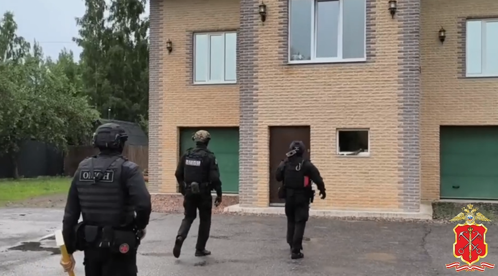 Полицейские задержали супружескую пару. Они организовали подпольный рыбный цех Полицейские